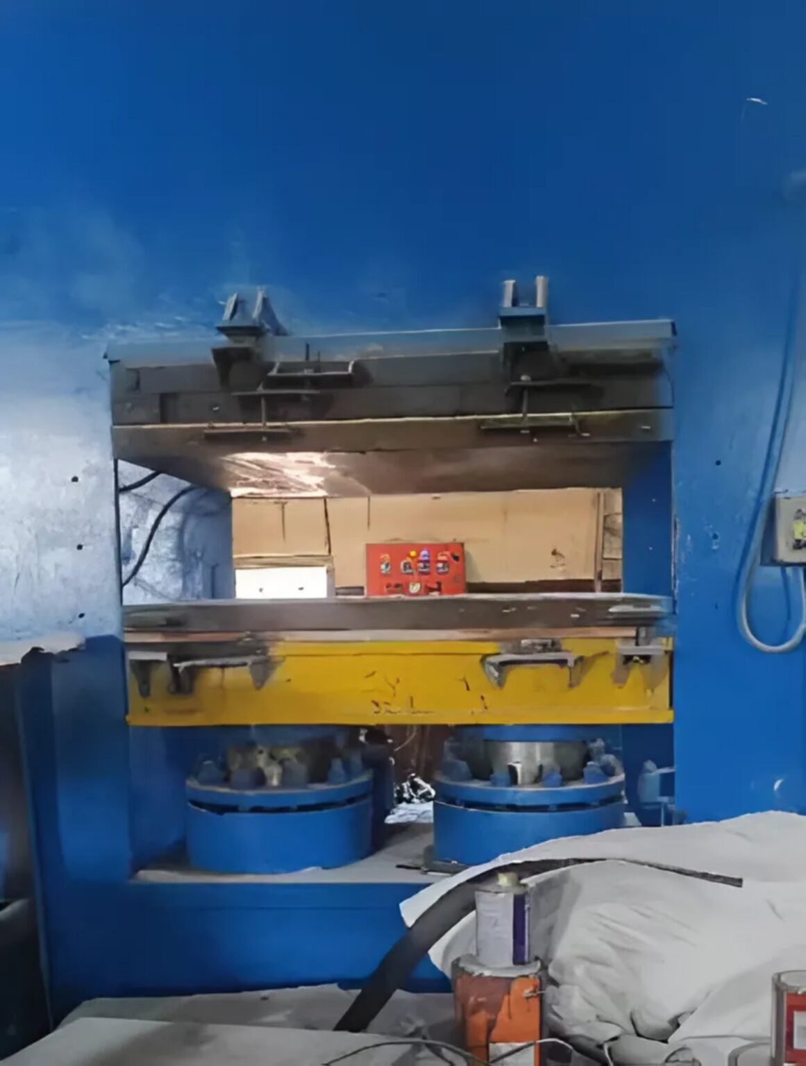 Fully Automatic Hydraulic Vulcanizing 600 Ton Fully Automatic Hydraulic Vulcanizing Press 52 x 52 inches