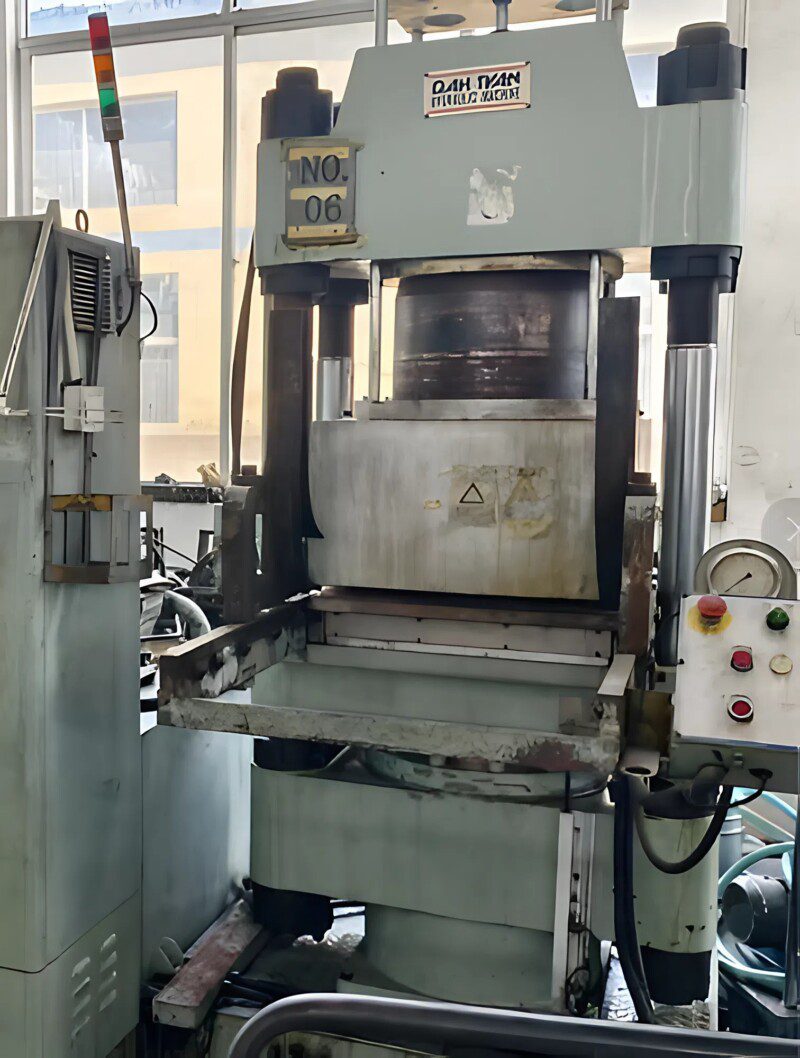 Vacuum Curing Press Pre-Owned Vacuum Curing Press for Rubber Sheets in excellent condition