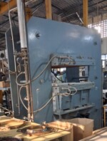 Steam-heated hydraulic press with 900 mm daylight for rubber processing